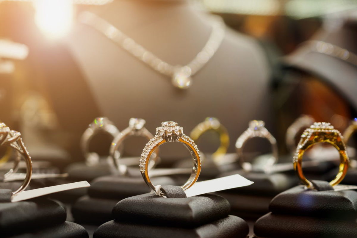 How Personalized Jewelry Compares to Mass-Produced Jewelry